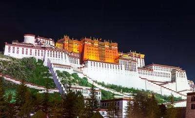 离天堂最近的地方是西藏,拉萨站在离天堂最近的地方