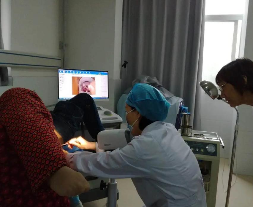 女性心窝口偏右烧灼感痛怎么回事,女性下边有烧灼感伴有尿频