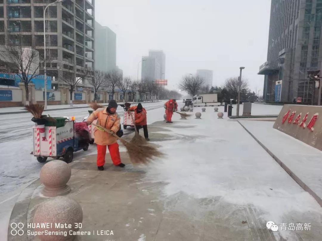 浴“雪”奋战!高新城维公司全力以赴保障道路通畅