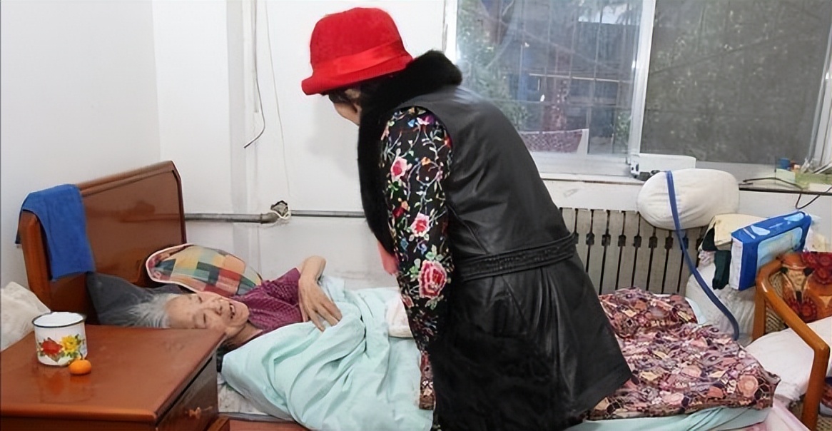 老公娶保姆，独女自杀，坐牢18年出狱后扫厕所，80岁赚千万翻身