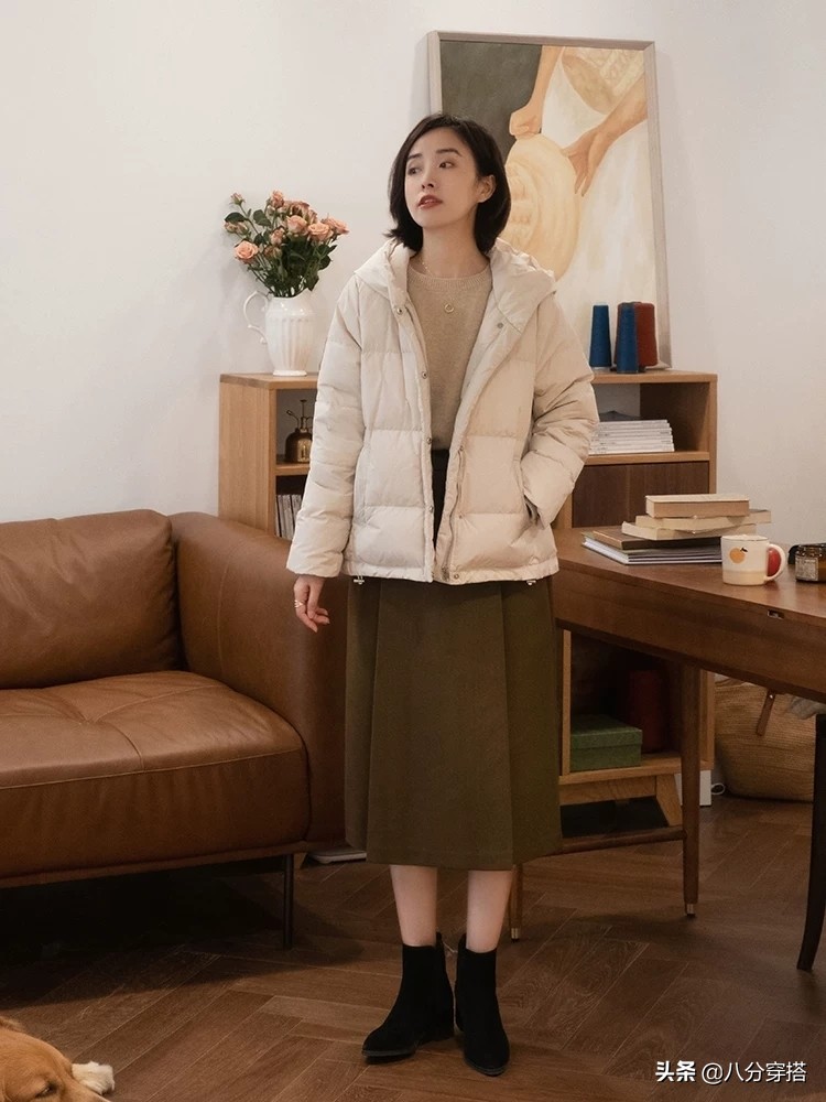 小个子短款羽绒服配什么裤子好看,小个子白色短款羽绒服