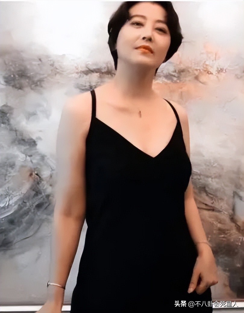 52岁周海媚近照穿粉红上衣,52岁周海媚精修图身材纤细