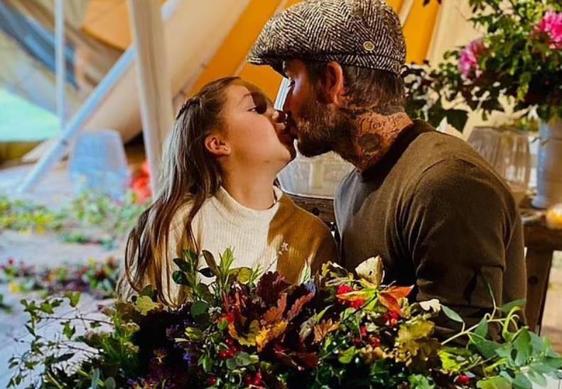 贝克汉姆亲吻小七为女儿庆生,贝克汉姆亲吻球场