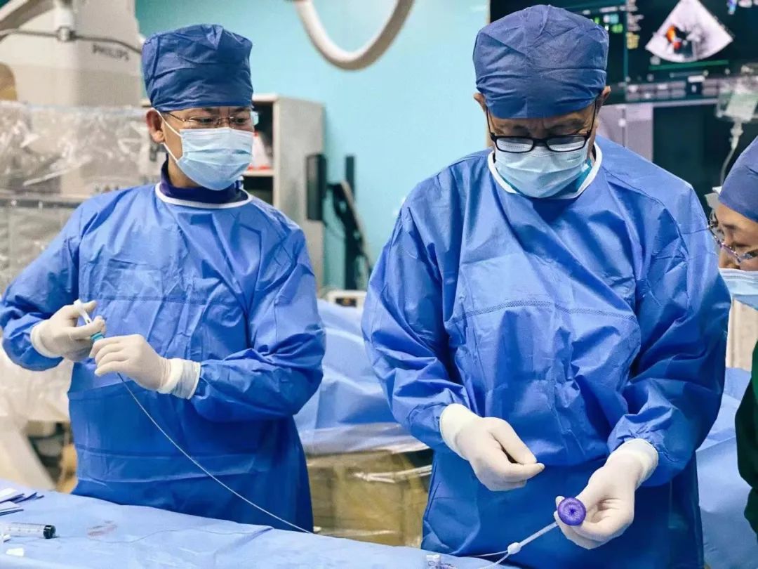 全胸腔镜下，与右侧开胸小切口房间隔缺损修补术的临床结果分析