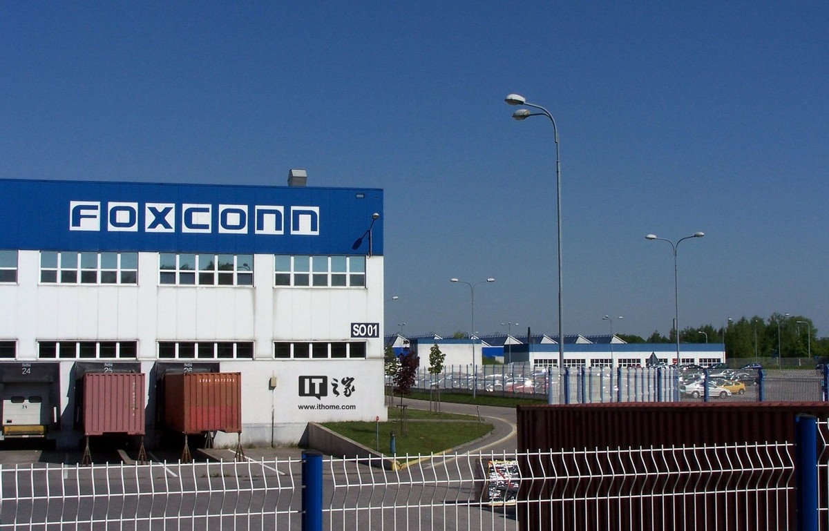 20岁小伙在工厂流水线,小伙工厂上班一天站11个钟