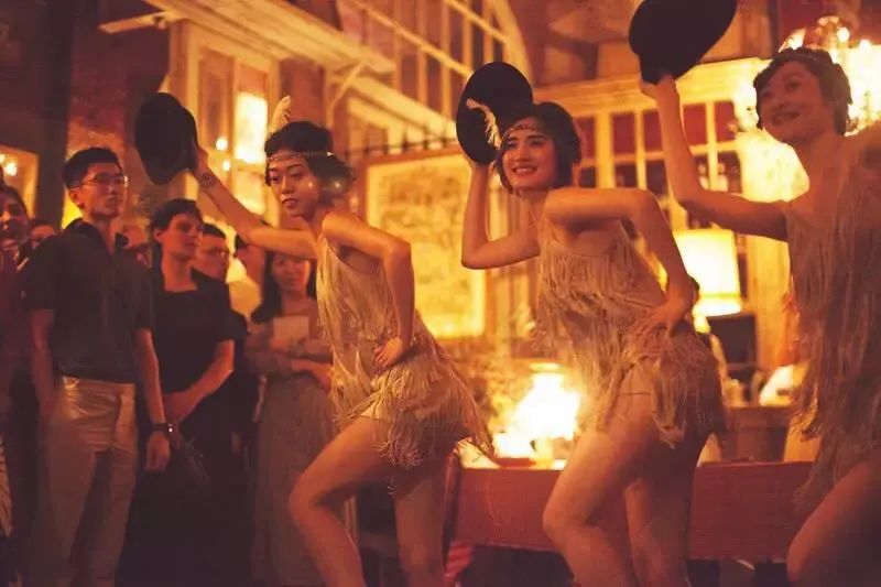 她复刻百年前的“女团”：穿流苏吊带、在舞池摇摆