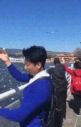 年纪轻轻就需要挂尿袋出门，看着有点可怜: