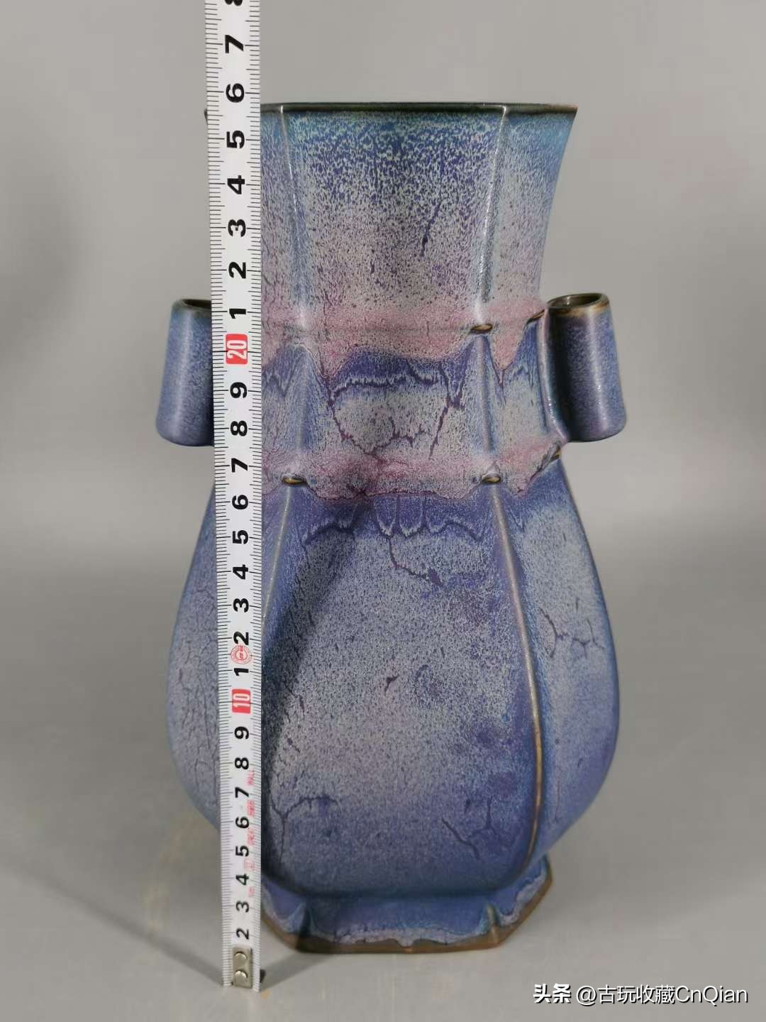 清雍正钧窑贯耳瓶真品图片,馆藏宋钧窑玫瑰紫釉连座瓶