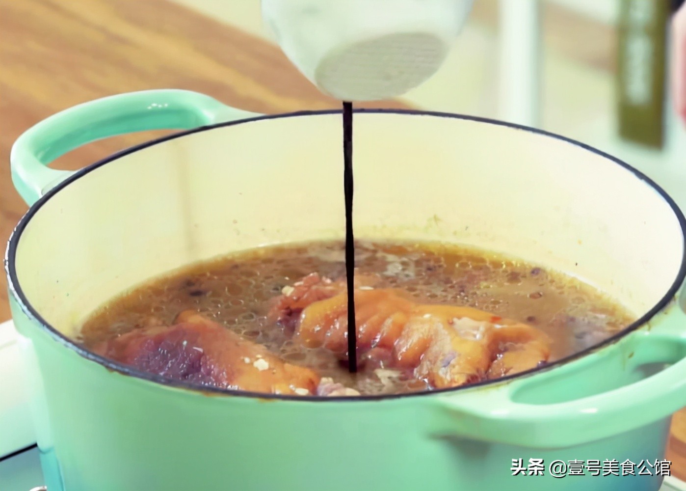 年夜饭酱猪蹄这样做软烂入味,软烂入味的酱猪蹄