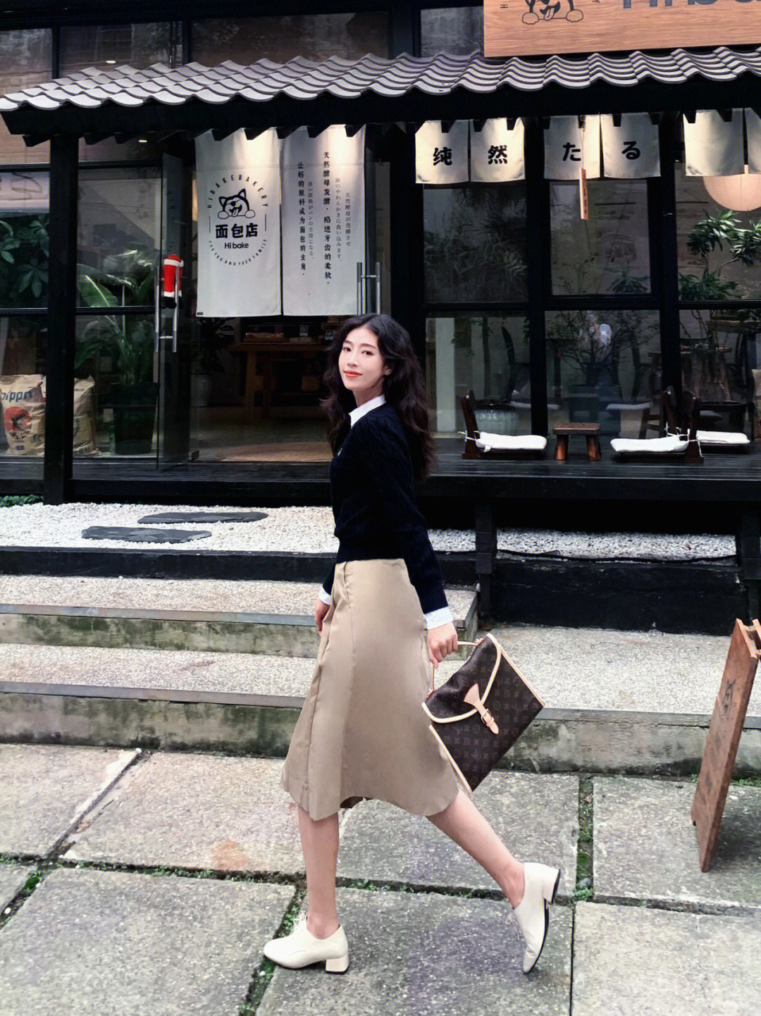 针织衫显瘦配半身裙气质优雅,职场女士针织衫搭配高腰半身裙