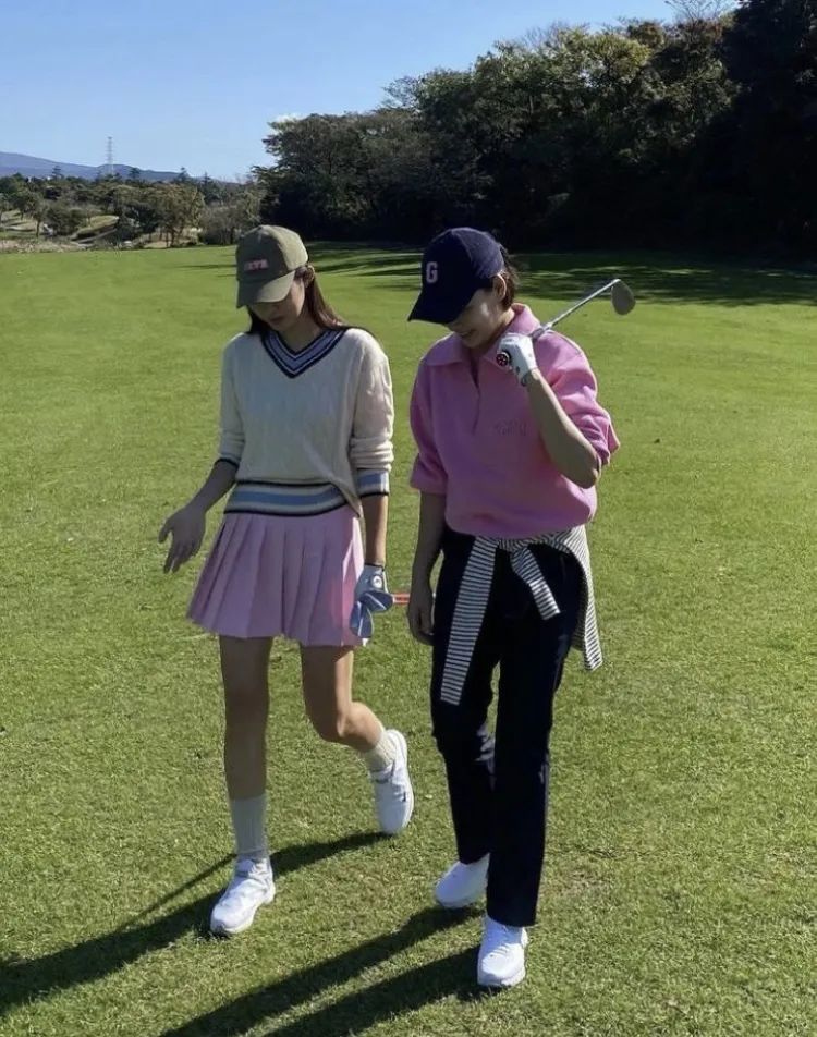 最近又有新的core系风格出现，那就是Courtcore球场穿搭！