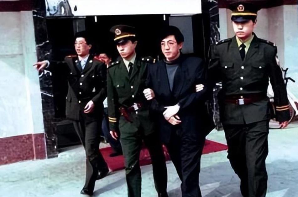 河北“土皇帝”李真：强迫4个空姐轮流伺候，仅7年敛财超2000万