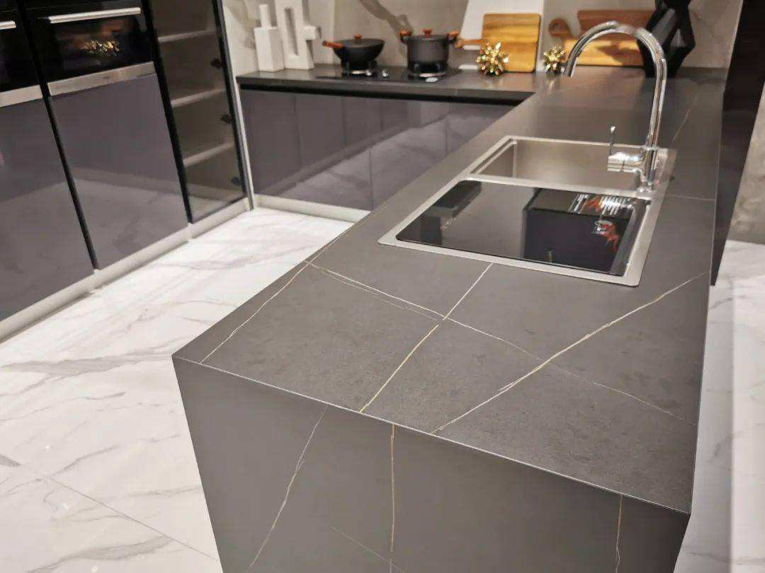 厨房台面岩板好还是石英石好,厨房台面用石英石好还是用岩板好