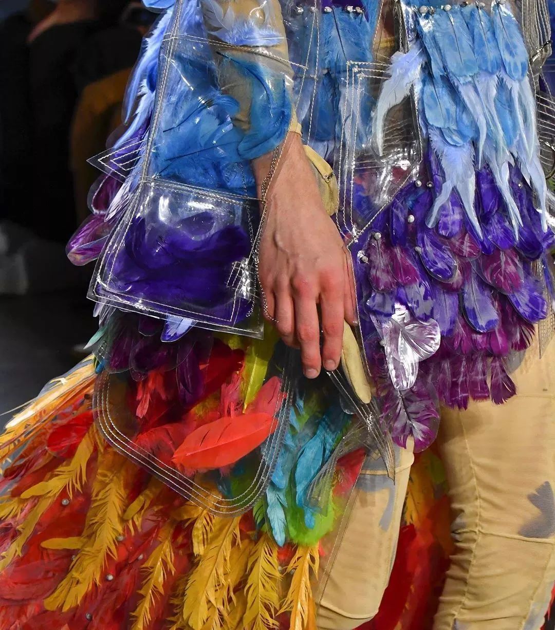 将鲜花封存,变成华服,玩转自然材料的日本设计师