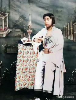 女子身着日本侵华军装露脸,女子穿日军军服拍照被抓