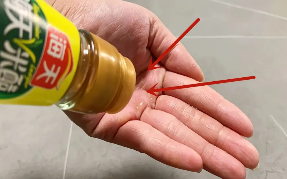 白醋倒在手心上有什么用,白醋倒在手心搓一搓