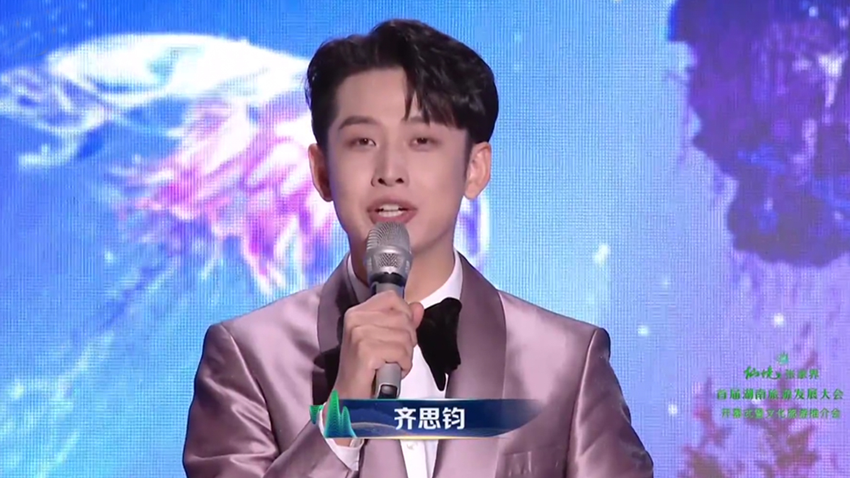 芒果电商晚会：6人主持团抢眼，4小花同台比美，何炅接班人被替代