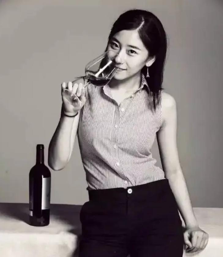 90后北京美女，靠卖酒爆红，一场直播卖100万，年入3.5亿，凭啥？