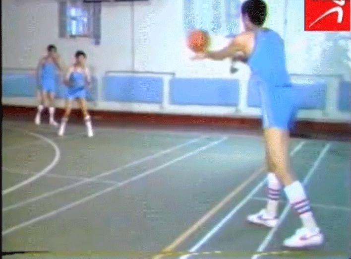 双人底线传切配合训练,半场传切配合的训练方法