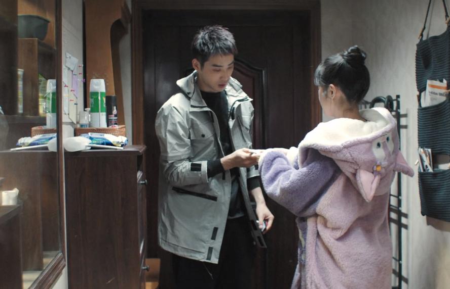 熟年：带资进组？何志超的小姨，完美诠释了素人与明星的差距