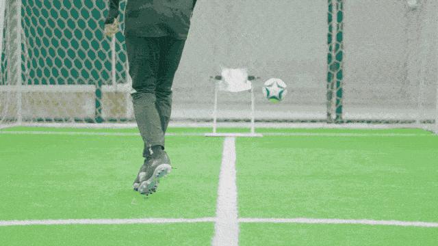 正面硬扛350斤杠铃足球飞射花式滑板，结局看傻了