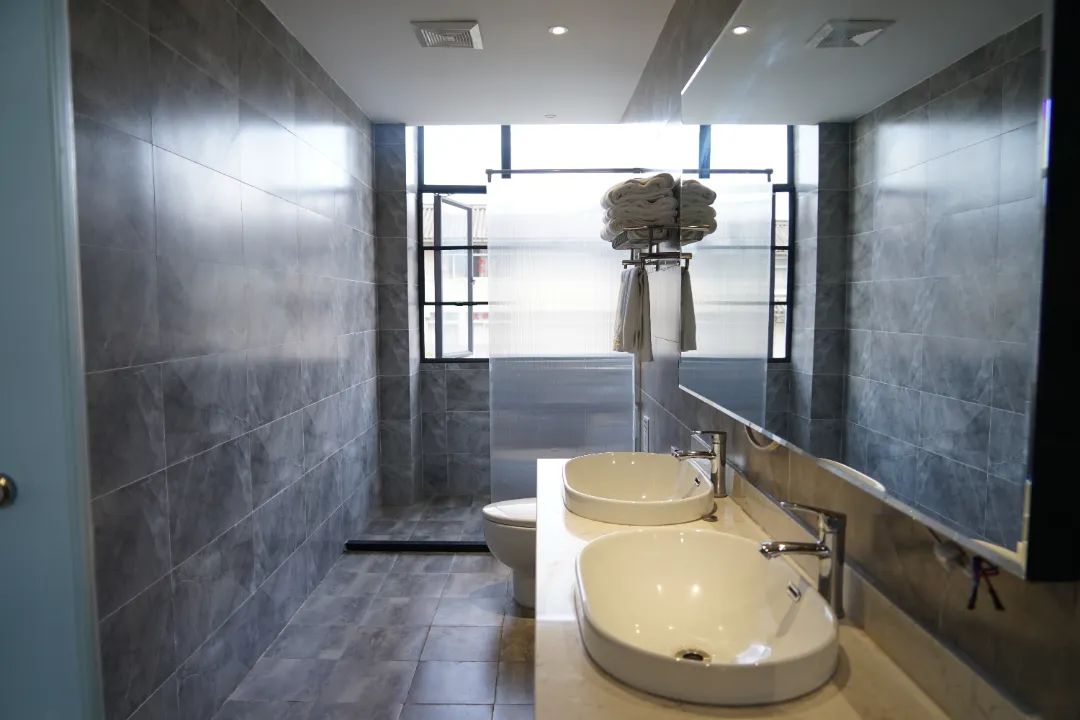 小黑带你看世界的直播间,小黑在直播间