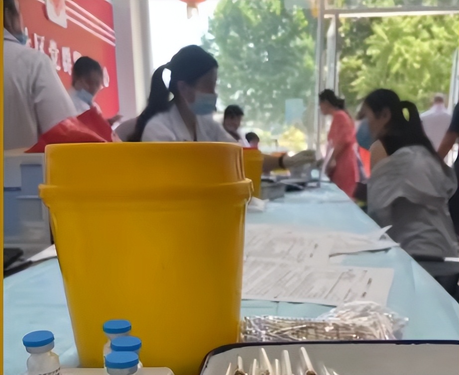 超市招聘引大学生排队,超市6500元招聘引学生排队投简历