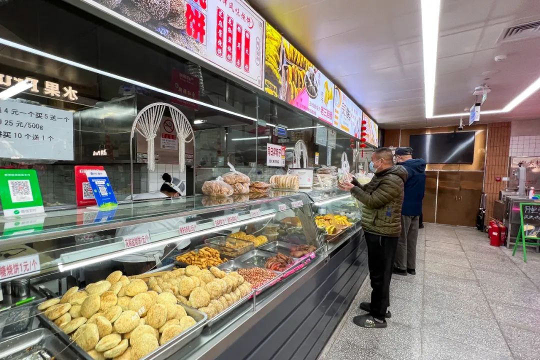 香港特首逛东城胡同，老字号小吃和网红菜市场成热门打卡地