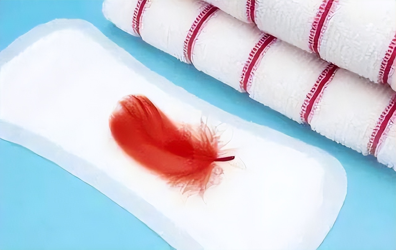 来例假时排出一团血块是怎么回事,来例假流出血块怎么回事