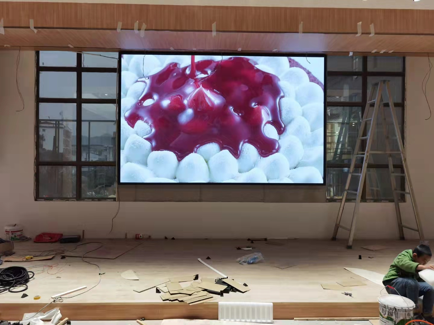 70平米会议室做多大led显示屏,会议室墙面7.2米做多大的会议屏