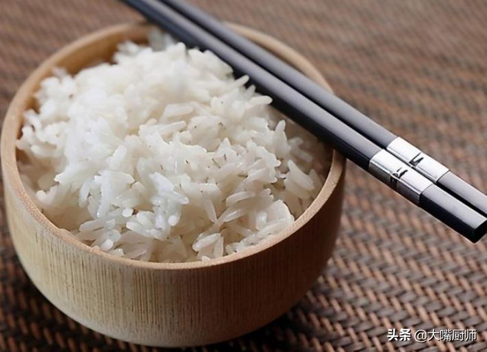 蒸米饭不沾水做法,蒸米饭不加水好吃吗