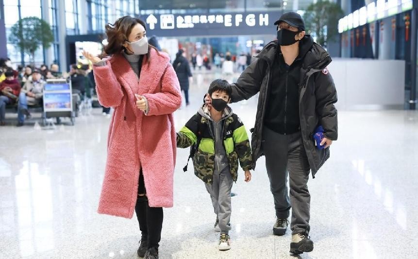 刘芸穿衣打扮风格,刘芸穿搭黑色长裙