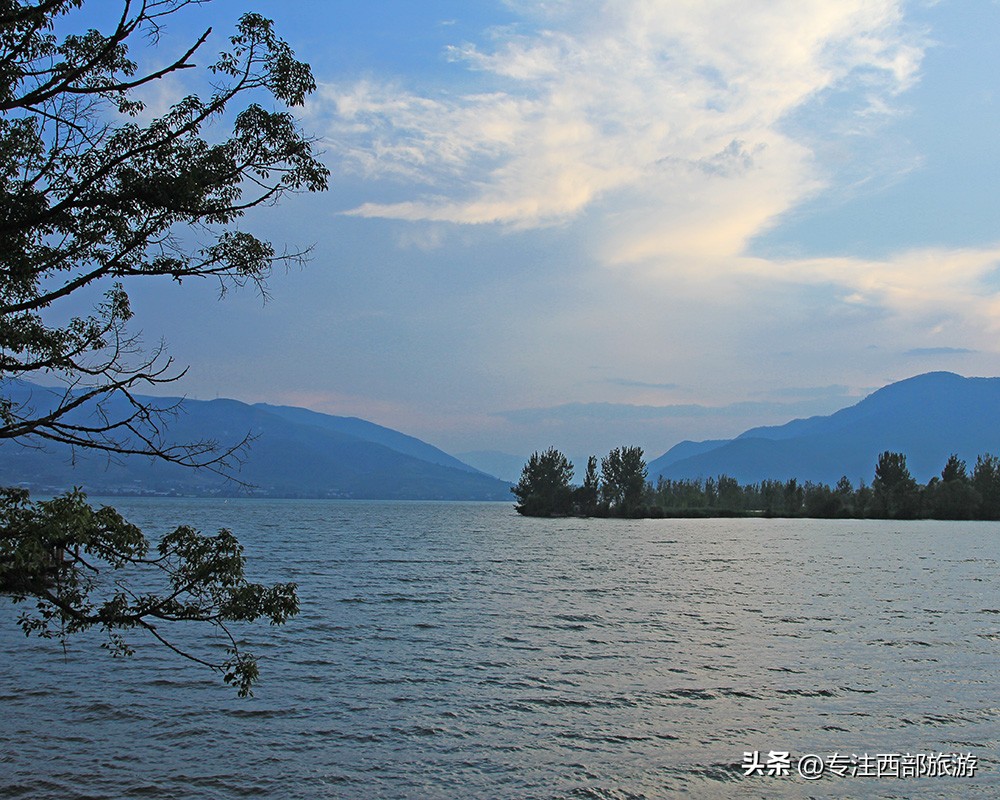 成都泸沽湖邛海旅游攻略,四川泸沽湖万亩草海秋景
