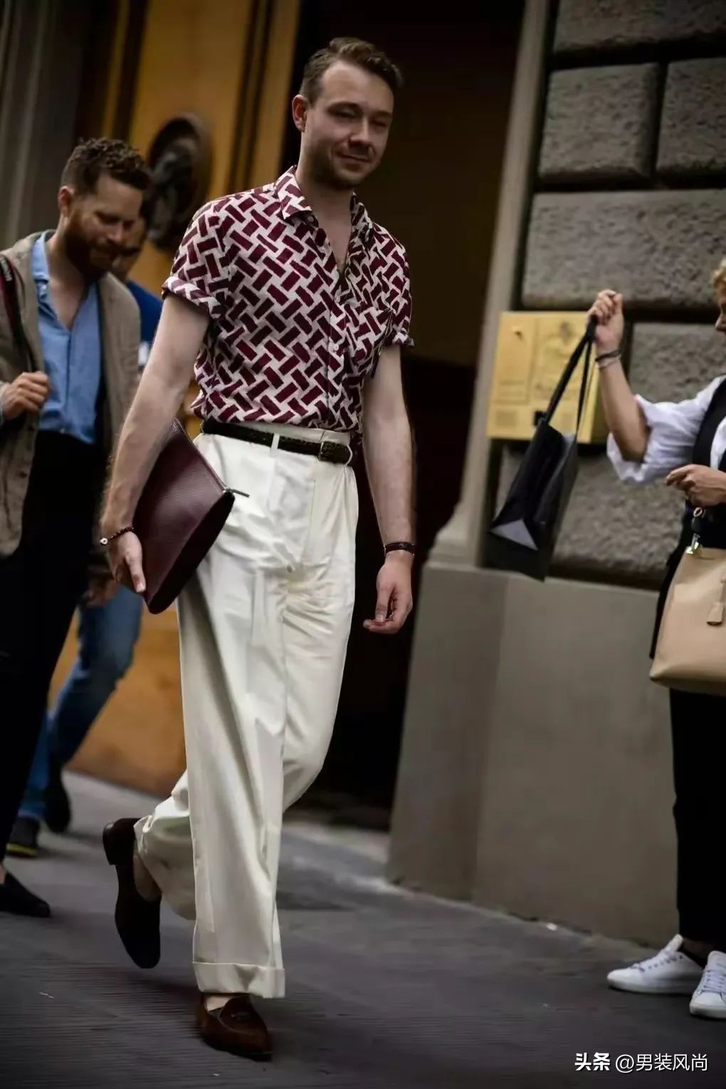 大容量包包高级感简单大方搭配,夏季型男必备的6款包包搭配指南