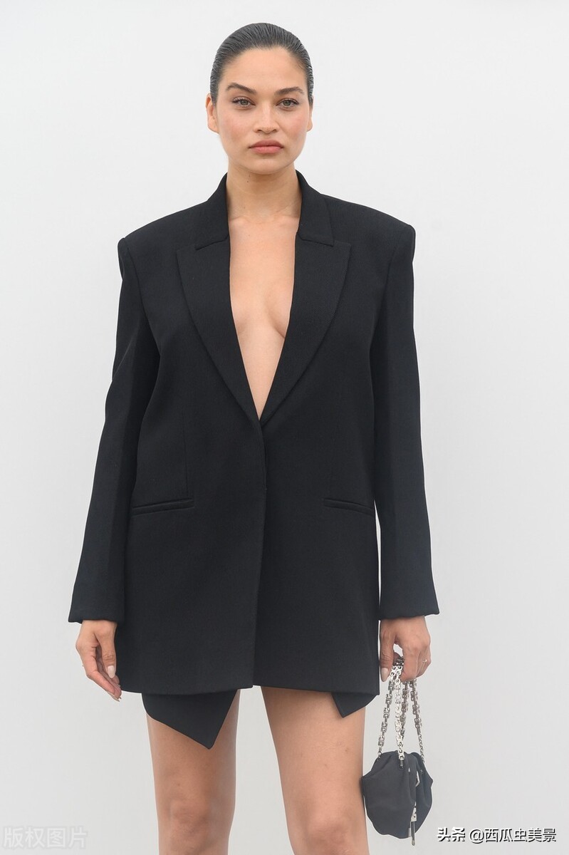 纪梵希设计的服装模特走秀,意大利超模纪梵希秋冬时装周