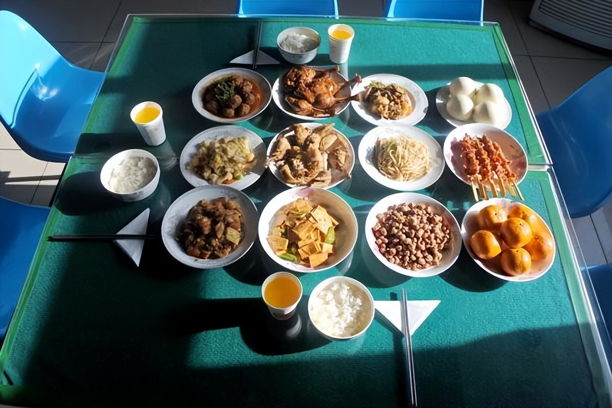 享受最高级别的用餐待遇,潜艇兵伙食一日三餐