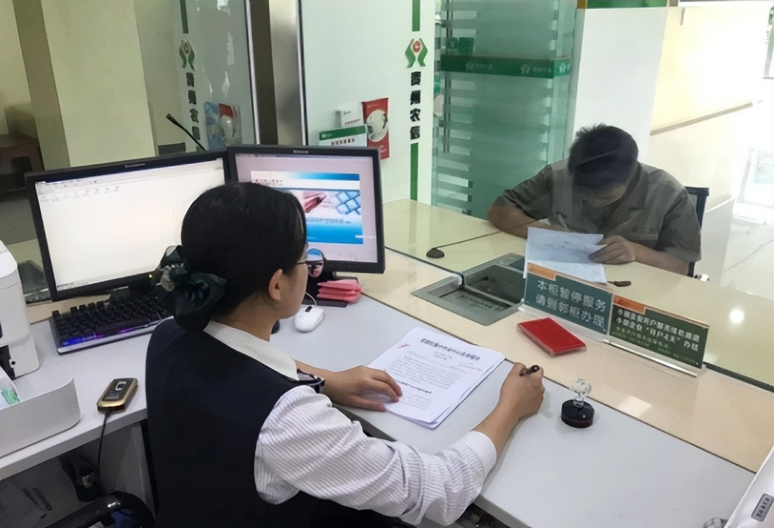 银行工作人员转账转多了怎么办,银行系统给客户多转钱怎么办