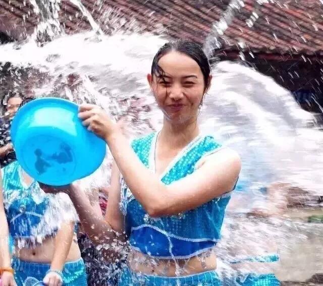 2010西双版纳傣族万人泼水节,西双版纳万人泼水节狂欢