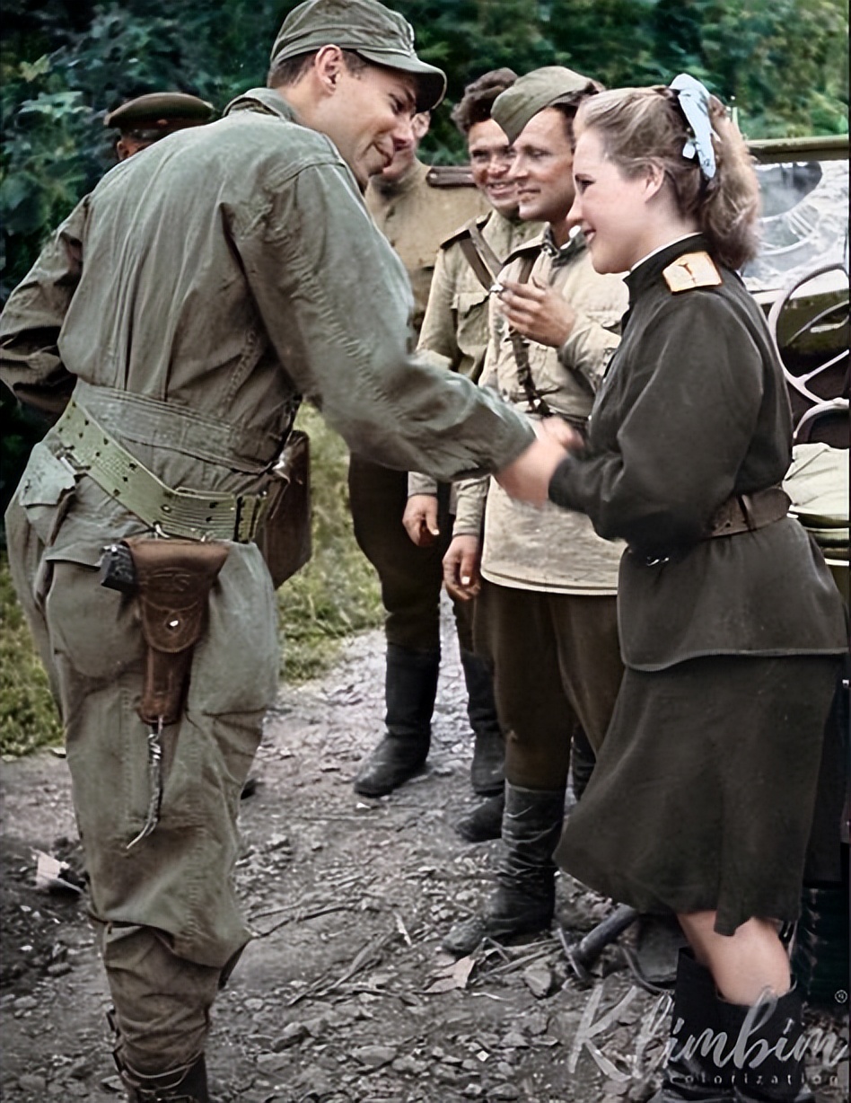 奥斯维辛集中营骨瘦如柴的犹太人,二战战争中给军人擦皮鞋老照片