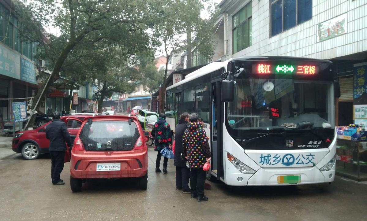 为什么公交车收取费用不一样,公交车收费1.5元起合理吗