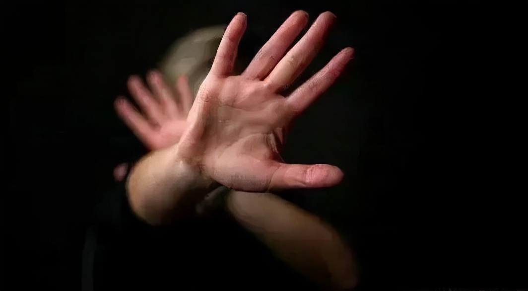 被误以为丈夫，与熟睡的妇女发生性关系是否构成强奸？