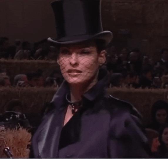 她16岁被逼拍裸照，51岁做医美永久毁容，隐退5年后勇敢发声