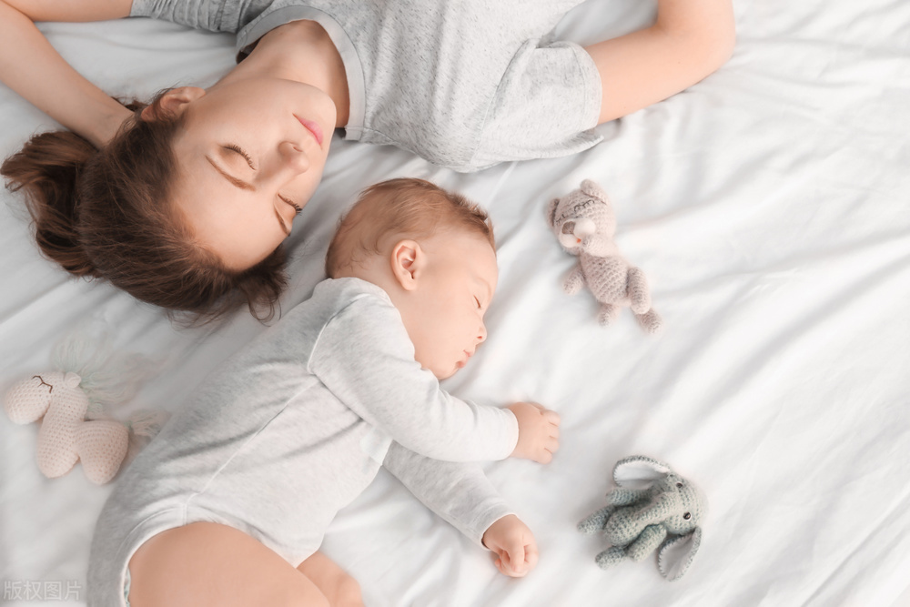 2个月宝宝睡觉不踏实抱着就醒,宝宝抱着睡很踏实放下就哼哼唧唧