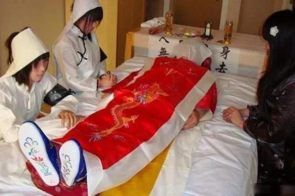 人去世后为什么要把衣服烧掉,人死后衣物为何要烧掉