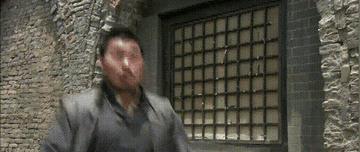 牛角胸罩，诱惑式舔刀尖，这些颠覆三观的镜头，看完让人一言难尽