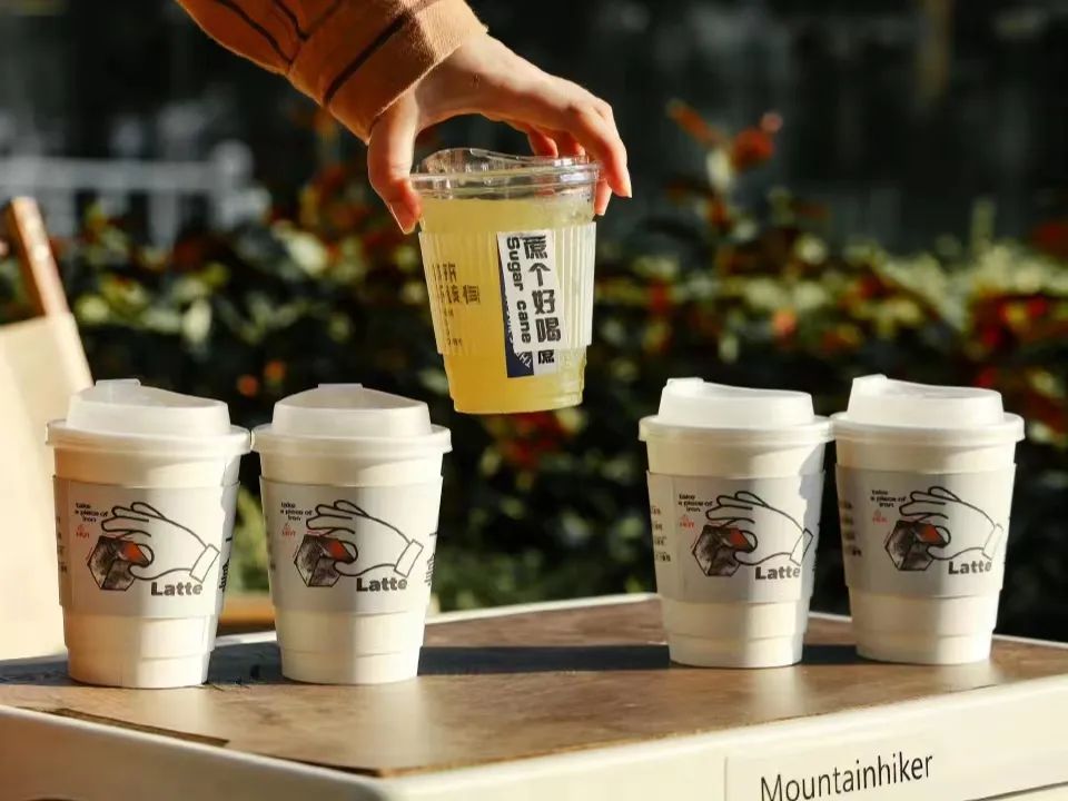 瑞幸生酪拿铁当天卖出131万杯,瑞幸咖啡大展红兔生酪拿铁