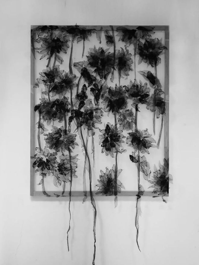 24岁女孩缝出巨型子宫，请人走进去，感受被母体包裹的温柔