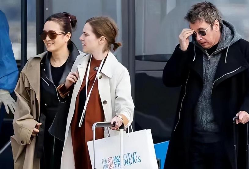 巩俐第几次陪同法国总统访华,巩俐随同法国总统访华视频