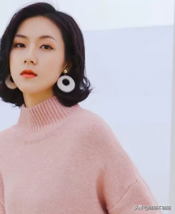 头发不要留黑长直也别留超短发,超短发不显老的烫发