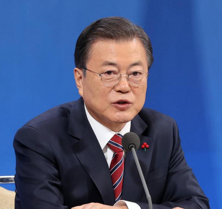 舞台上舔手摸*体下**，韩国人气女爱豆校庆表演被骂不堪入目？